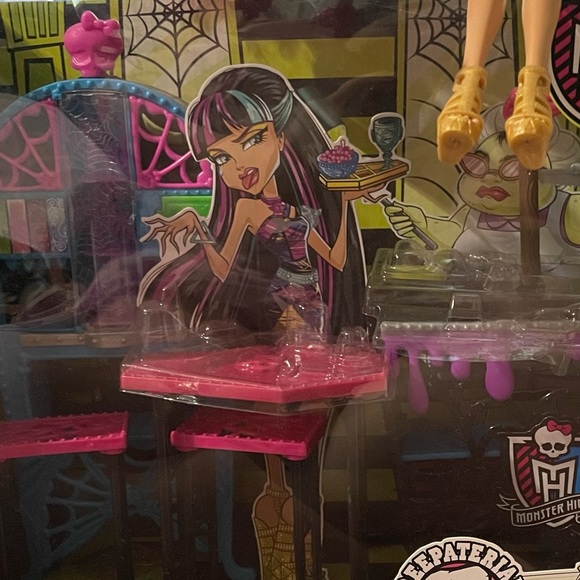 Mattel MONSTER HIGH G1 Creepateria w/ Dolls - Picture 3 of 3